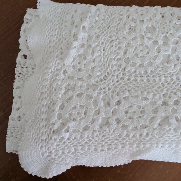 Beautiful Vintage White Lace Tablecloth Rectangle 48"x 70" Scalloped Edges - Picture 7 of 7